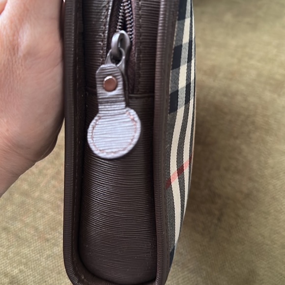 Beautiful Burberry pouch - Picture 9 of 11